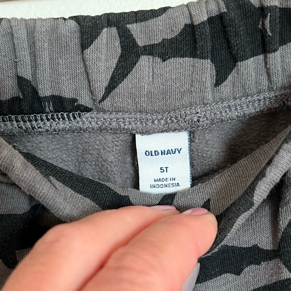 2 Pieces - Old Navy Kids Sweats Size 5T - Picture 4 of 8